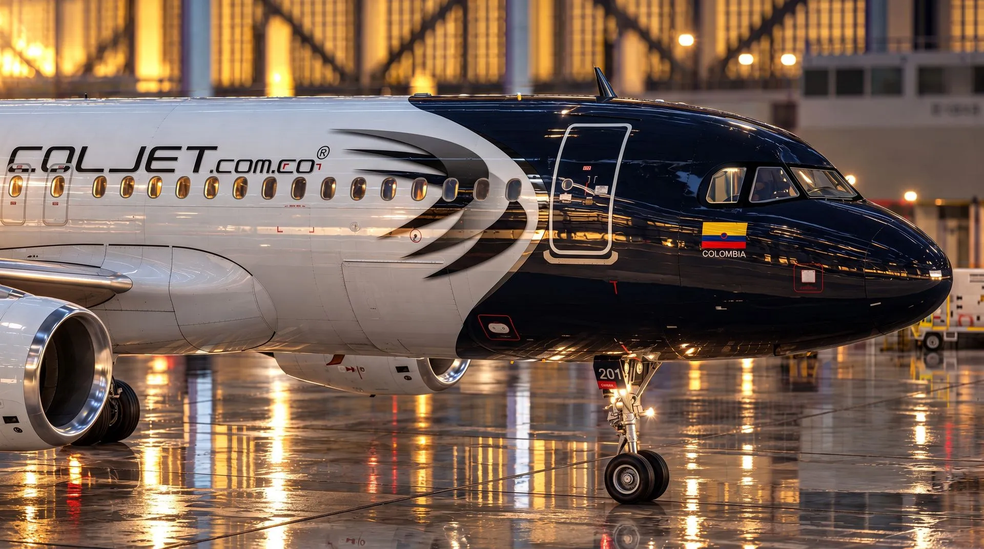 Airbus A320 de COLJET en plataforma bajo la lluvia, frente al hangar